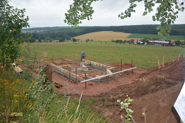 Fundament mit aufgesetztem Sockel aus Sandsteinen